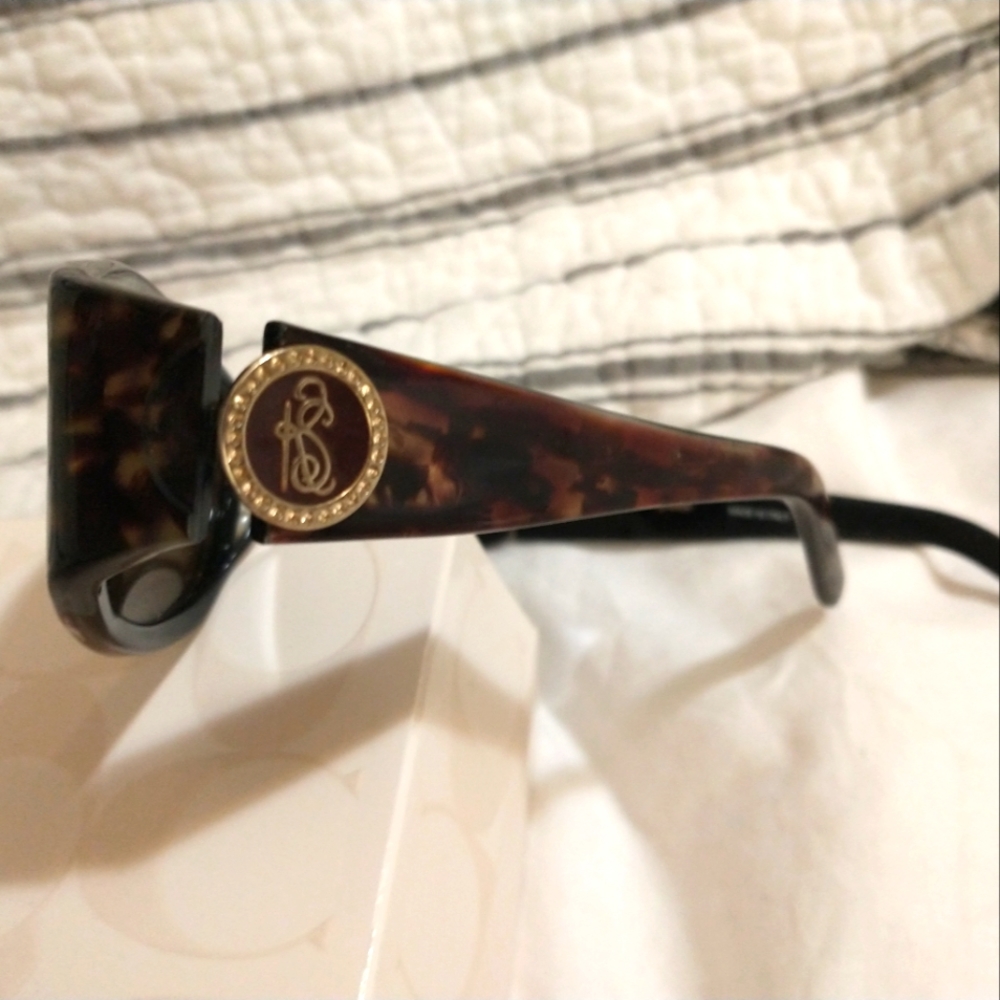 Kate Spade shades.  freddie's